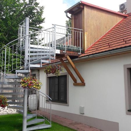 Tündérgyöngye Apartmanház Zirc Exterior foto
